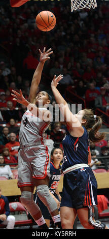 Albuquerque, NM, USA. 13 Jan, 2018. Der UNM #4 Alex Lapeyrolerie nimmt den Ball auf die Hoop gegen Fresno #13 Breanne Knishka in ihrem Spiel am Samstag Nachmittag in der Grube. Samstag, 13, 2018. Quelle: Jim Thompson/Albuquerque Journal/ZUMA Draht/Alamy leben Nachrichten Stockfoto