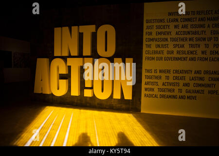 Los Angeles, Kalifornien, USA. 13. Januar, 2018. Eingang in die Tat um, ein Pop-up-soziale Gerechtigkeit Kunstausstellung in der Innenstadt von Los Angeles, CA Credit: Maggie Patinelli/Alamy leben Nachrichten Stockfoto