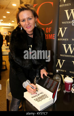 Romford Essex, UK. 13 Jan, 2018. Kriminalität Thema Kimberley Kammern zeichen Kopien Ihrer 13. und letzten Buch Leben in Kriminalität bei waterstones Buchhandlung Romford Essex Foto: SANDRA UF/Alamy leben Nachrichten Stockfoto