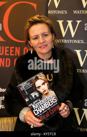 Romford Essex, UK. 13 Jan, 2018. Kriminalität Thema Kimberley Kammern zeichen Kopien Ihrer 13. und letzten Buch Leben in Kriminalität bei Waterstones Buchhandlung Romford Essex Foto: SANDRA UF/Alamy leben Nachrichten Stockfoto