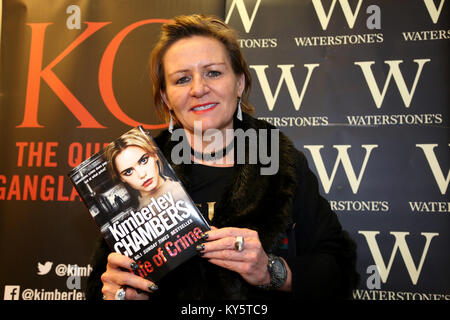 Romford Essex, UK. 13 Jan, 2018. Kriminalität Thema Kimberley Kammern zeichen Kopien Ihrer 13. und letzten Buch Leben in Kriminalität bei waterstones Buchhandlung Romford Essex Foto: SANDRA UF/Alamy leben Nachrichten Stockfoto