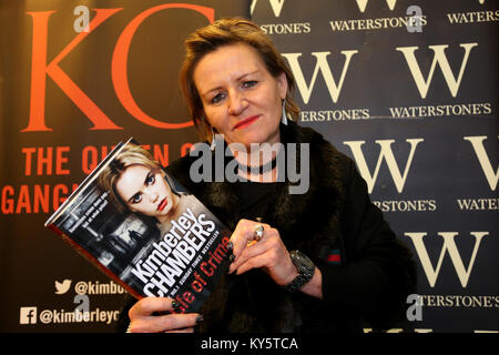 Romford Essex, UK. 13 Jan, 2018. Kriminalität Thema Kimberley Kammern zeichen Kopien der 13. und letzte Buch Leben in Kriminalität bei waterstones Buchhandlung Romford Essex Foto: SANDRA UF/Alamy leben Nachrichten Stockfoto