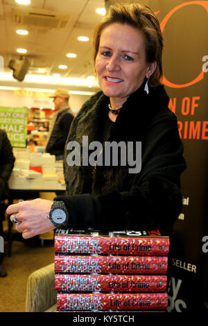 Romford Essex, UK. 13 Jan, 2018. Kriminalität Thema Kimberley Kammern zeichen Kopien Ihrer 13. und letzten Buch Leben in Kriminalität bei waterstones Buchhandlung Romford Essex Foto: SANDRA UF/Alamy leben Nachrichten Stockfoto