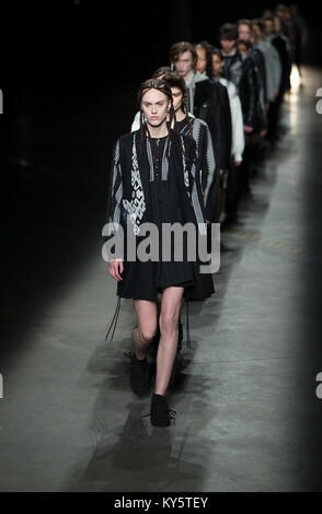 Mailand, Italien. 13 Jan, 2018. Modelle Kreationen von Fashion House Diesel Black Gold Männer/Frauen zeigen in Mailand auf der Men's Fashion Week Herbst/Winter 2018/19 in Mailand, Italien, Jan. 13, 2018. Credit: Jin Yu/Xinhua/Alamy leben Nachrichten Stockfoto