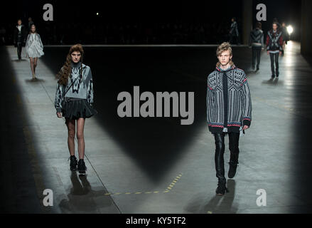 Mailand, Italien. 13 Jan, 2018. Modelle Kreationen von Fashion House Diesel Black Gold Männer/Frauen zeigen in Mailand auf der Men's Fashion Week Herbst/Winter 2018/19 in Mailand, Italien, Jan. 13, 2018. Credit: Jin Yu/Xinhua/Alamy leben Nachrichten Stockfoto