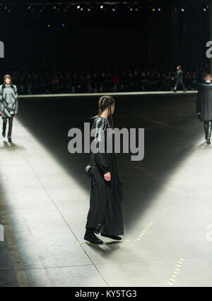 Mailand, Italien. 13 Jan, 2018. Modelle Kreationen von Fashion House Diesel Black Gold Männer/Frauen zeigen in Mailand auf der Men's Fashion Week Herbst/Winter 2018/19 in Mailand, Italien, Jan. 13, 2018. Credit: Jin Yu/Xinhua/Alamy leben Nachrichten Stockfoto