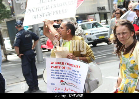 Sydney, Australien. 14. Januar 2018. Die Demonstranten sammelten sich außerhalb von Sydney Town Hall vor marschieren Marching zum Hyde Park Brunnen über George, König & Elizabeth Straßen in ein Erscheinen der Unterstützung für die Proteste gegen die Regierung in Iran. Seit dem 28. Dezember Proteste, die in Mashhad gegen Preissteigerungen, Kürzungen der Sozialprogramme und Korruption verbreitet haben und mindestens 20 Menschen getötet worden. Credit: Richard Milnes/Alamy leben Nachrichten Stockfoto