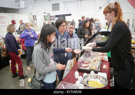 Vancouver, Kanada. 13 Jan, 2018. Besucher versuchen Lebensmittel Proben, die an der Glutenfreie Expo in Vancouver, Kanada, Jan. 13, 2018. Die Glutenfreie Expo präsentiert über 600 glutenfreie Lebensmittel aus über 140 Aussteller. Credit: Liang Sen/Xinhua/Alamy leben Nachrichten Stockfoto