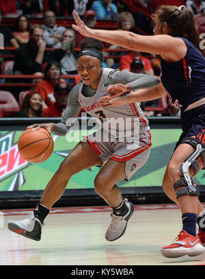 Albuquerque, NM, USA. 13 Jan, 2018. Der UNM #3 N'Dea Flye Antriebe in Richtung der Hoop gegen #13 Fresn's Breanne Knishka in ihrem Spiel am Samstag Nachmittag. Samstag, 13, 2018. Quelle: Jim Thompson/Albuquerque Journal/ZUMA Draht/Alamy leben Nachrichten Stockfoto