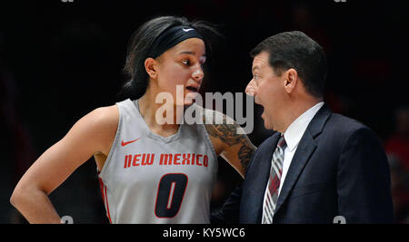 Albuquerque, NM, USA. 13 Jan, 2018. Der UNM #0 Cherise Beynon Gespräche mit Trainer Mike Bradbury in ihrem Spiel am Samstag Nachmittag in der Grube. Samstag, 13, 2018. Quelle: Jim Thompson/Albuquerque Journal/ZUMA Draht/Alamy leben Nachrichten Stockfoto