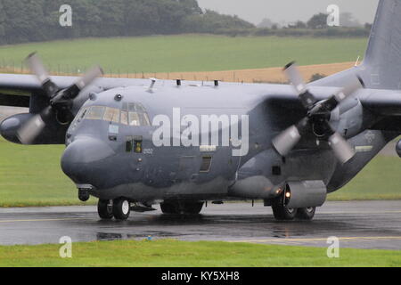 88-2102, eine Lockheed Hercules HC-130N (Combat König), die von der United States Air Force betrieben, am Flughafen Prestwick, Ayrshire. Stockfoto