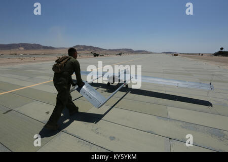 Lance Cpl. Miguel Salazar, ein unbemanntes Fahrzeug Techniker mit Marine Unmanned Aerial Vehicle Squadron 4, Marine Flugzeuge Gruppe 41, 4 Marine Flugzeugflügel, Marine Reserve, liefert ein RQ-7 Shadow auf der VMU-4 Kleiderbügel im Camp Wilson, Marine Air Ground Combat Center, Twentynine Palms, Kalifornien, 22. Juni 2017. VMU-4 zur Verfügung Aerial reconnaissance zur Unterstützung der 2.Bataillon, 25 Marine Regiment, 4 Marine Division, MARFORRES letzte Bataillon Ausübung von ITX 4-17. (U.S. Marine Corps Stockfoto