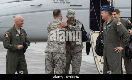 Us Air Force Colonel R. Scott Jobe, Links, der 35Th Fighter Wing Commander, Chief Master Sgt. Chuck Frizzell, Mitte links, die 35Th FW-Befehl Chief, grüßt Chief Master Sgt. Terrence Greene, Mitte rechts, der US-Streitkräfte in Japan und 5 Air Force command Chief, und Generalleutnant Jerry S. Martinez, rechts, die Usfj. und 5 AF-Commander, bei ihrer Ankunft in Misawa Air Base, Japan, August 14, 2017. Während ihres Besuchs, Greene und Martinez tourte mehrere 35th FW Agenturen, einschließlich der 35 medizinischen Gruppe, die 35 Maintenance Squadron Aerospace propulsion Shop, der 35 Force Support Squadron Himberg pool Stockfoto