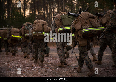 Us-Marines mit Firma G., 2.BATAILLON, 8 Marine Regiment, die 20 Kilometer lange Wanderung Verhalten während einer Bereitstellung für die Ausbildung (DFT) auf Fort AP Hill, VA, Dez. 4, 2017. (U.S. Marine Corps Stockfoto