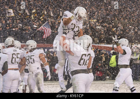 Us-Militärakademie fußball Spieler feiern einen Touchdown während der army-navy Fußballspiel in Philadelphia, Dez. 9, 2017. Während der 118. Sitzung, das US-Militär Akademie schwarzen Ritter besiegte die US Naval Academy Midshipmen 14-13. (U.S. Armee Stockfoto