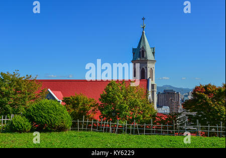 Blick auf Motomachi Katholische Kirche in Hakodate, Japan. Die Kirche wurde 1877 gegründet. Stockfoto