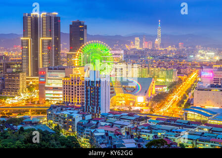 Skyline von Taipei City bei Nacht Stockfoto