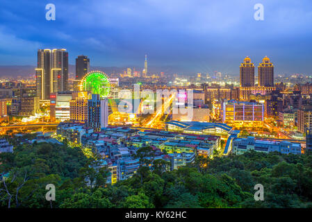 Skyline von Taipei City bei Nacht Stockfoto