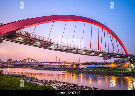 Nacht Blick auf die Rainbow Bridge in Taipei Stockfoto