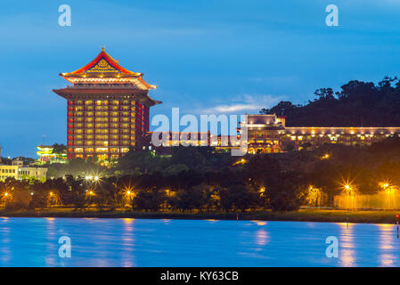 Nachtansicht von Taipei City durch den Fluss Stockfoto