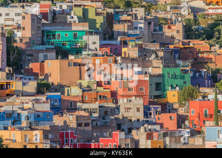 Isolierte und erhöhte Aufnahme von vielen bunten Häuser in verschiedenen Formen und Größen, Punktierung der Hang, in Guanajuato, Mexiko Stockfoto