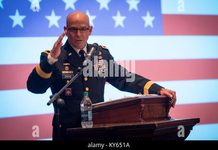 Us-Armee Brig. Gen. Stephen B. Owens, Direktor des Joint Staff, South Carolina National Guard, grüßt, pensionierter Oberst Ben Skardon, 100, ein Überlebender des Bataan Death March und Empfänger von zwei silbernen Sternen und Bronze drei Sterne für Valor, während ein rotc Inbetriebnahme Zeremonie an der Clemson Universität, Dez. 20, 2017. Clemson University Armee und Air Force Reserve Officer Training Corps Einheiten halten eine gemeinsame Inbetriebnahme Zeremonie in der Tillman Hall Auditorium zweimal im Jahr, und Skardon, die aus und war an der Clemson im Jahre 1938 in Auftrag gegeben hat, macht es zu einem Punkt jeder zu besuchen. ( Stockfoto