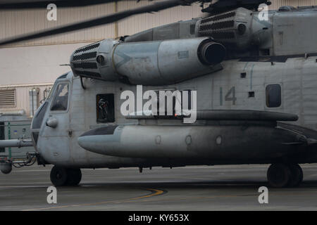 Ein U.S. Marine Corps CH-53E Super Stallion zugeordnet Marine schweren Helikopter Squadron (HMH) 463, bereitet aus Marine Corps Air Station, Kaneohe Bay, Dez. 20, 2017. HMH-463 durchgeführt retrograde Operationen und In-flight Training vom Marine Corps Training Bereich Faltenbälge zu Marine Corps Base Hawaii. HMH-463 verwendet die Ausbildung die Bereitschaft ihrer Geschwader, als auch für eine ähnliche Erfahrung wie man Sie möglicherweise beim Vorwärts im Einsatz zu halten. (U.S. Marine Corps Stockfoto