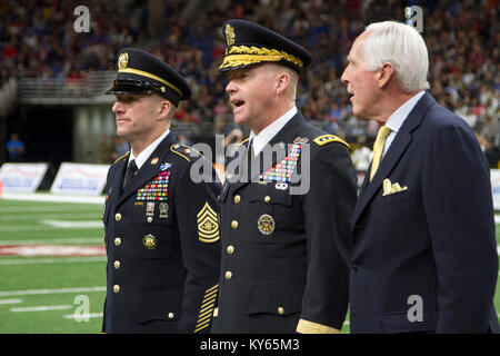 Sgt. Maj. der Armee Daniel A. Dailey, General David G. Perkins, der US-Armee, Ausbildung und Lehre kommandierender General, und 1958 Heisman Trophy Sieger Brig. General (Ret.) Peter Dawkins stand auf Aufmerksamkeit während einer Zeremonie vor der US-Armee All-American Bowl Spiel 2018 Jan. 6 im Alamodome in San Antonio, Texas. Die US-Armee All-American Bowl ist der Nation premier High School Football Spiel und dient als der überragende Startrampe für Amerikas Zukunft College und NFL Sterne. (U.S. Armee Stockfoto