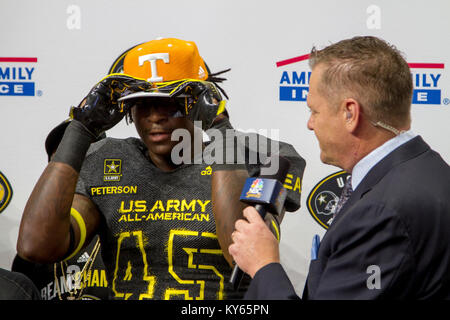 J.J. Peterson, ein linebacker für die Ost-Team und ein Student der Colquitt County High School, Norman Park, Ga verpflichtet sich, die Universität von Tennessee, Knoxville, während Spieler Rekrutierung als Teil der US-Armee All-American Bowl Spiel 2018 Jan. 6 im Alamodome in San Antonio, Texas. Die US-Armee All-American Bowl ist der Nation premier High School Football Spiel und dient als der überragende Startrampe für Amerikas Zukunft College und NFL Sterne. (U.S. Armee Stockfoto