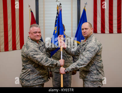 Colonel Bill Boothman, rechts, übernahm das Kommando über die Uad-2 Mission Support Group von Oberst Ken Eaves, UAD-2 Bomb Wing Commander, während eine Annahme des Befehls Zeremonie im Januar Bohrer an Jefferson Kasernen Air National Guard Base, Missouri, Jan. 7. Die einzigen Zeremonie auch sah sah auch Oberst Clarence "Chip" Atterbury übernehmen Sie das Kommando über die 157. Air Operations Group. (U.S. Air National Guard Stockfoto