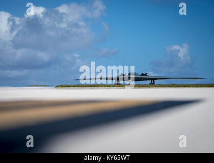 Ein B-2 Spirit, 509Th Bomb Wing, Whiteman Air Force Base zugeordnet, die Taxis auf der Flightline Jan. 8, 2018, bei Andersen Air Force Base (AFB), Guam. Etwa 200 Flieger und drei B-2 Spirituosen von Whiteman AFB, Missouri, zu Andersen AFB eingesetzt zur Unterstützung der US Pacific Command (FIRMA PACOM) Bomber Qualitätssicherung und Abschreckung Mission. Us Strategic Command Bomber regelmäßig drehen durch den indopazifischen Region der US-amerikanischen Firma Pacom leiten - LED-Air Operations, die Führer mit Abschreckung Optionen der regionalen Stabilität aufrecht zu erhalten. Während diese kurzfristige Bereitstellung, die B-2-s wird lokale und r Stockfoto