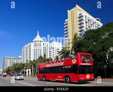 MIAMI BEACH, Florida: Dezember 29, 2017: Collins Avenue Art Deco Skyline von Miami Beach und touristische Doppeldecker im Vordergrund Stockfoto