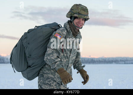 Armee Pvt. Conner Langley, ein Eingeborener von Baton Rouge, La., der 6. Brigade Engineer Battalion, 4th Infantry Brigade Combat Team (Airborne), 25 Infanterie Division, U.S. Army Alaska, Lächeln, nachdem er seine erste Ausbildung in der Luft springen auf malemute Drop Zone, Joint Base Elmendorf-Richardson, Alaska, Jan. 9, 2018. Die Soldaten der 4/25 gehören zu den nur American Airborne Brigade im Pazifik und sind geschult in der Luft Manöver bei extrem kalten Wetterbedingungen/Höhe Umgebungen zur Unterstützung der Bekämpfung, Ausbildung und Katastrophenhilfe Operationen auszuführen. (U.S. Air Force Stockfoto