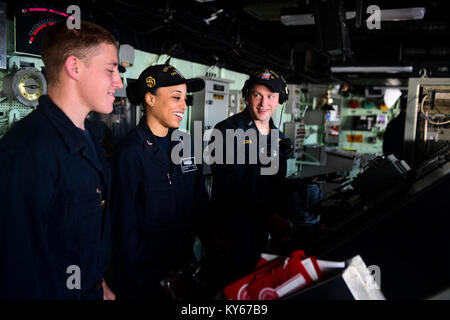 BASE: GUAM (Jan. 9, 2017) Segler stehen Sie an der Spitze an Bord des amphibious Transport dock Schiff USS San Diego LPD (22) als das Schiff in Guam für einen geplanten Hafen besuchen kommt. San Diego, Teil der Amerika amphibischen bereit, Gruppe, mit Eingeschifft 15 Marine Expeditonary Einheit (MEU), ist die in der Indo-Asia-pazifischen Region Partnerschaften zu stärken und dienen als ready-Response Force für jede Art von Kontingenz. (U.S. Marine Stockfoto