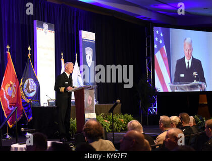 CRYSTAL CITY, Virginia (Jan. 9, 2018) Vizepräsident Adm. Thomas S. Rowden, Commander, Naval Surface Forces, Adressen Teilnehmer des 30. Nationalen die Oberfläche der Marine Association Symposium. Das diesjährige Symposium konzentrierte sich auf die "Kräfte und Domänenübergreifende Integration', die gemeinsame Verfahren und kombinierten Übungen auf dem Luft-, Land-, See-, Raum- und Cyberspace domains Highlights ist die Vorbereitung für ein leistungsfähigeres und integrierten Naval Surface Force. (U.S. Marine Stockfoto