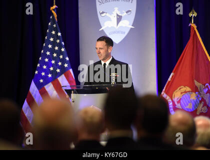 CRYSTAL CITY, Virginia (Jan. 9, 2018) Chef der Naval Operations, Adm. John M. Richardson, liefert die Ansprache an die Teilnehmer des 30. Nationalen die Oberfläche der Marine Association Symposium. Das diesjährige Symposium konzentrierte sich auf die "Kräfte und Domänenübergreifende Integration', die gemeinsame Verfahren und kombinierten Übungen auf dem Luft-, Land-, See-, Raum- und Cyberspace domains Highlights ist die Vorbereitung für ein leistungsfähigeres und integrierten Naval Surface Force. (U.S. Marine Stockfoto