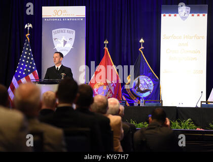 CRYSTAL CITY, Virginia (Jan. 9, 2018) Chef der Naval Operations, Adm. John M. Richardson, Adressen Teilnehmer des 30. Nationalen die Oberfläche der Marine Association Symposium. Das diesjährige Symposium konzentrierte sich auf die "Kräfte und Domänenübergreifende Integration', die gemeinsame Verfahren und kombinierten Übungen auf dem Luft-, Land-, See-, Raum- und Cyberspace domains Highlights ist die Vorbereitung für ein leistungsfähigeres und integrierten Naval Surface Force. (U.S. Marine Stockfoto