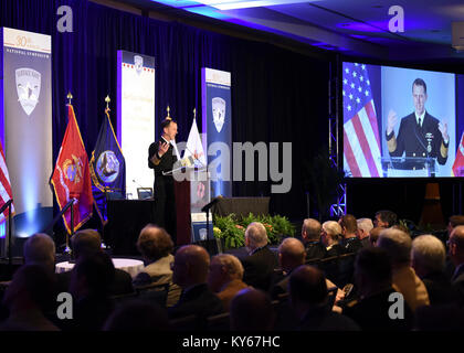 CRYSTAL CITY, Virginia (Jan. 9, 2018) Chef der Naval Operations, Adm. John M. Richardson, Adressen Teilnehmer des 30. Nationalen die Oberfläche der Marine Association Symposium. Das diesjährige Symposium konzentrierte sich auf die "Kräfte und Domänenübergreifende Integration', die gemeinsame Verfahren und kombinierten Übungen auf dem Luft-, Land-, See-, Raum- und Cyberspace domains Highlights ist die Vorbereitung für ein leistungsfähigeres und integrierten Naval Surface Force. (U.S. Marine Stockfoto