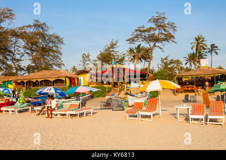 GOA, Indien - Dezember 10, 2016: Strand Restaurant Hütten und Sonnenbetten auf Arambol Beach in North Goa, Indien Stockfoto