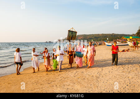 GOA, Indien - Dezember 10, 2016: Krishnaites auf der Arambol Beach in North Goa, Indien vor Sonnenuntergang. Stockfoto