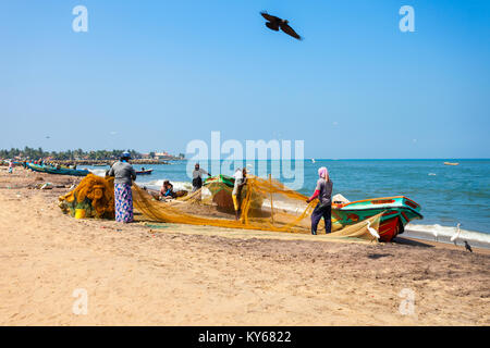 NEGOMBO, SRI LANKA - Februar 08, 2017: Fischerboote und Fishermans am Strand von Negombo. Negombo ist eine wichtige Stadt an der Westküste von Sri Lanka. Stockfoto