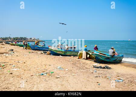 NEGOMBO, SRI LANKA - Februar 08, 2017: Fischerboote und Fishermans am Strand von Negombo. Negombo ist eine wichtige Stadt an der Westküste von Sri Lanka. Stockfoto