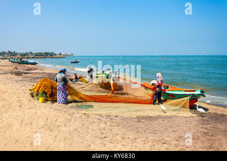 NEGOMBO, SRI LANKA - Februar 08, 2017: Fischerboote und Fishermans am Strand von Negombo. Negombo ist eine wichtige Stadt an der Westküste von Sri Lanka. Stockfoto