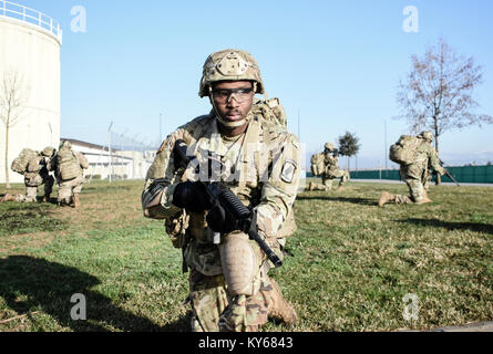 Die Wasseraufbereitung Platoon der Brigade Support Bataillons, 173Rd Airborne Brigade ist die Durchführung einer Aufklärung eine Quelle von Wasser für den Himmel Soldaten zu sichern. Stockfoto