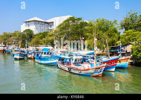 NEGOMBO, SRI LANKA - Februar 08, 2017: Fischerboote bei Negombo niederländische Kanal. Negombo ist eine wichtige Stadt an der Westküste von Sri Lanka gelegen. Stockfoto