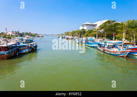 NEGOMBO, SRI LANKA - Februar 08, 2017: Fischerboote bei Negombo niederländische Kanal. Negombo ist eine wichtige Stadt an der Westküste von Sri Lanka gelegen. Stockfoto