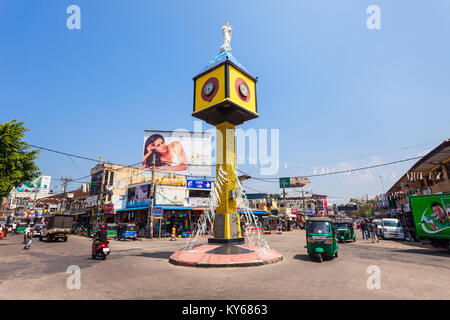 NEGOMBO, SRI LANKA - Februar 08, 2017: Clock Tower im Zentrum von Negombo. Negombo ist eine wichtige Stadt an der Westküste von Sri Lanka. Stockfoto