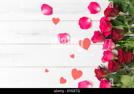 Rot und rosa Rose mit Herz aus Papier auf weißem Holz bcakground, zum Valentinstag Konzept Stockfoto