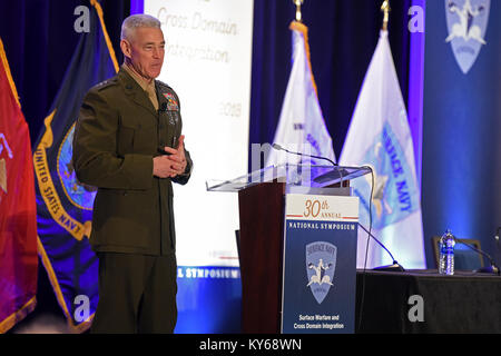 CRYSTAL CITY, Virginia (Jan. 10, 2018) US Marine Corp Generalleutnant Brian D. Beaudreault, stellvertretender Kommandant, der Marine Corp plant, Politik und Operations, liefert das Marine Corps an die Teilnehmer des 30. Nationalen die Oberfläche der Marine Association Symposium update. Das diesjährige Symposium konzentrierte sich auf die "Kräfte und Domänenübergreifende Integration', die gemeinsame Verfahren und kombinierten Übungen auf dem Luft-, Land-, See-, Raum- und Cyberspace domains Highlights ist die Vorbereitung für ein leistungsfähigeres und integrierten Naval Surface Force. (U.S. Marine Stockfoto