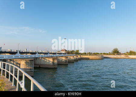 Dam gate am Morgen, die Pa Sak Cholasit Staudammprojekt ist eine der großen bewässerungsprojekte von Thailand. Der Damm verringert auch Probleme in Bangkok. Stockfoto